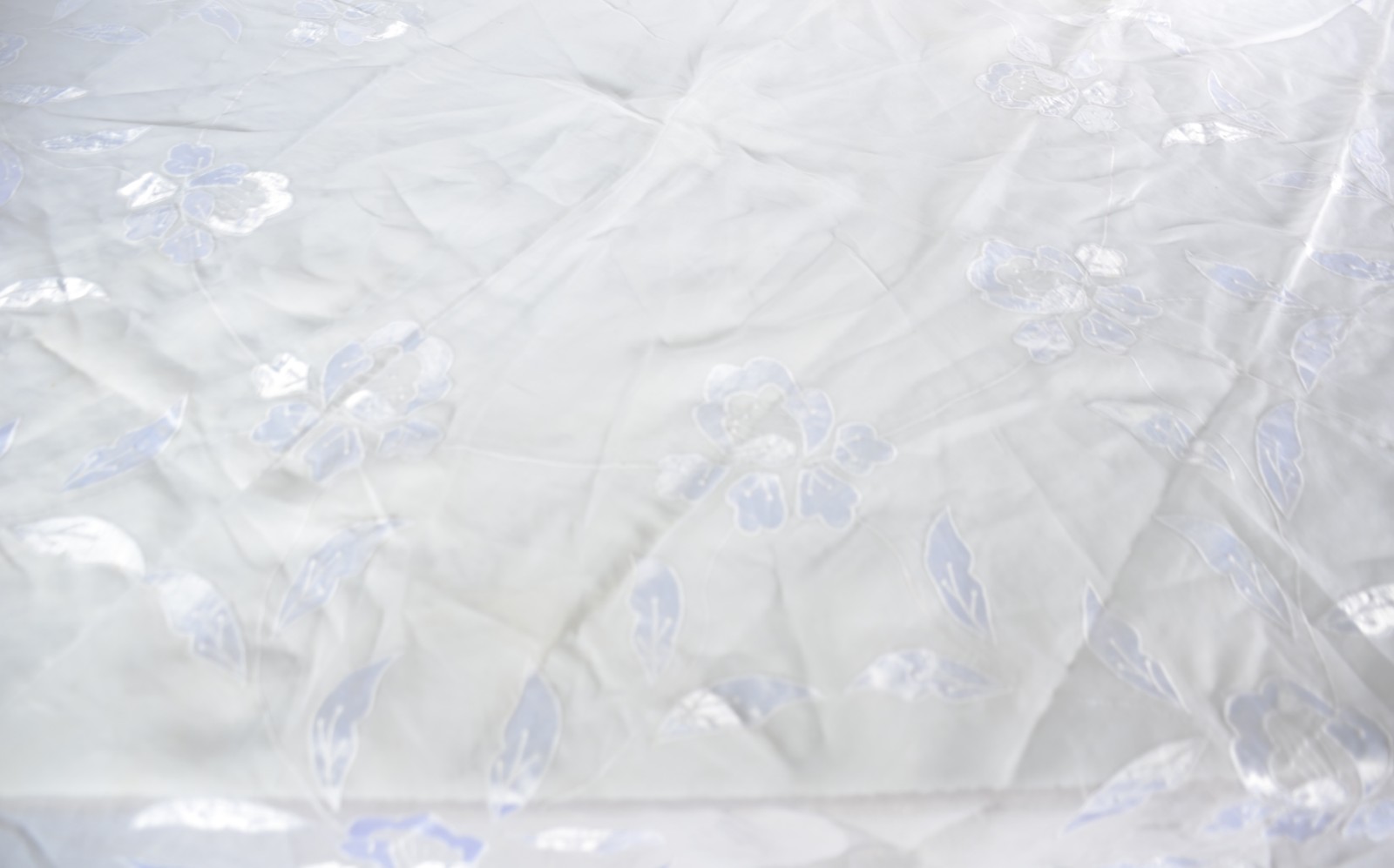 Conjunto com 4 toalhas de mesa em fino tecido branco com apliques... - foto 8 de 11
