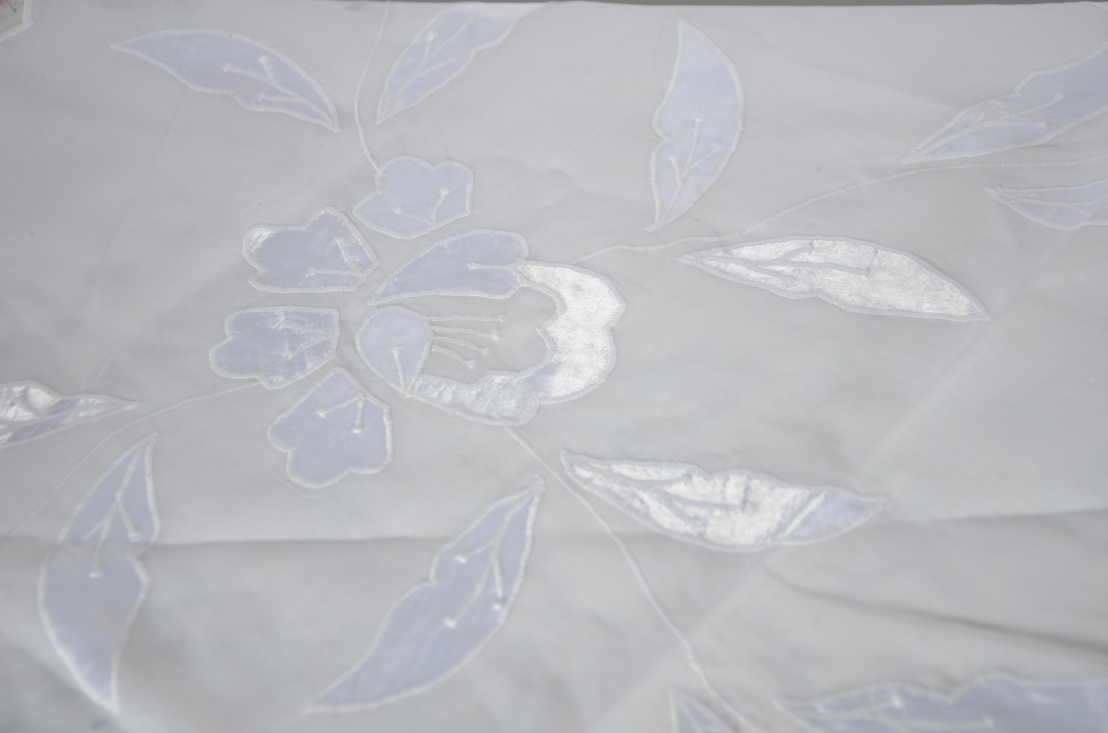 Conjunto com 4 toalhas de mesa em fino tecido branco com apliques... - foto 9 de 11