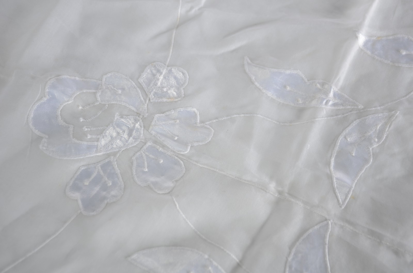 Conjunto com 4 toalhas de mesa em fino tecido branco com apliques... - foto 10 de 11