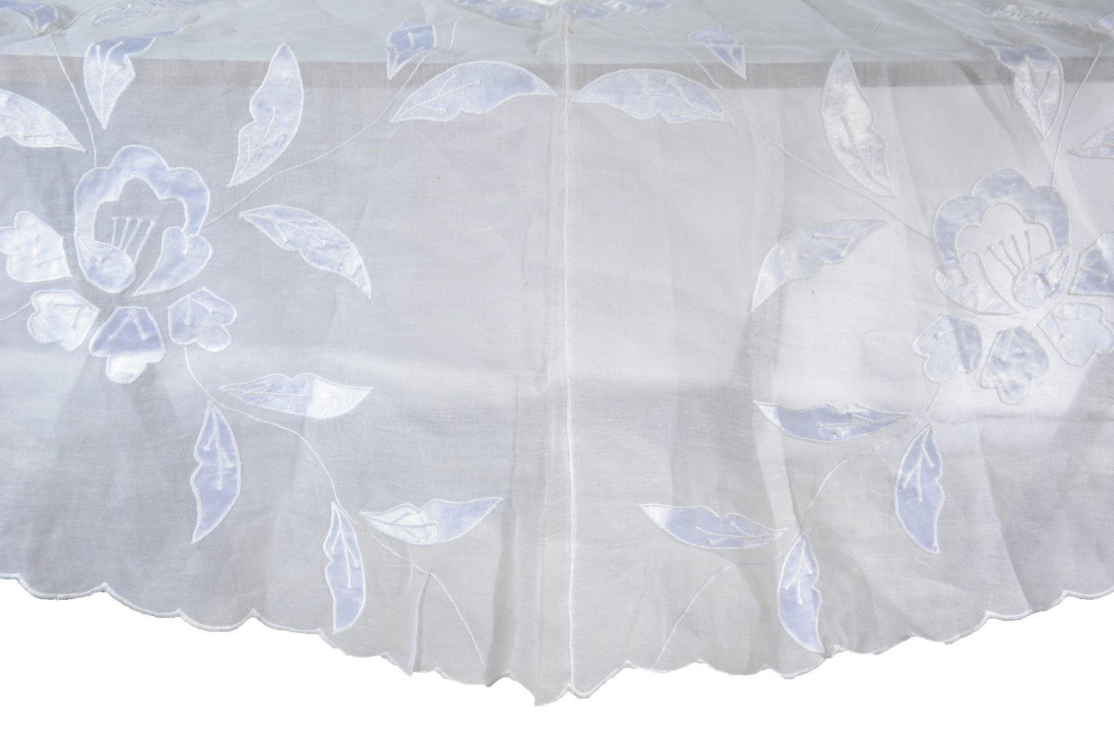 Conjunto com 4 toalhas de mesa em fino tecido branco com apliques... - foto 11 de 11