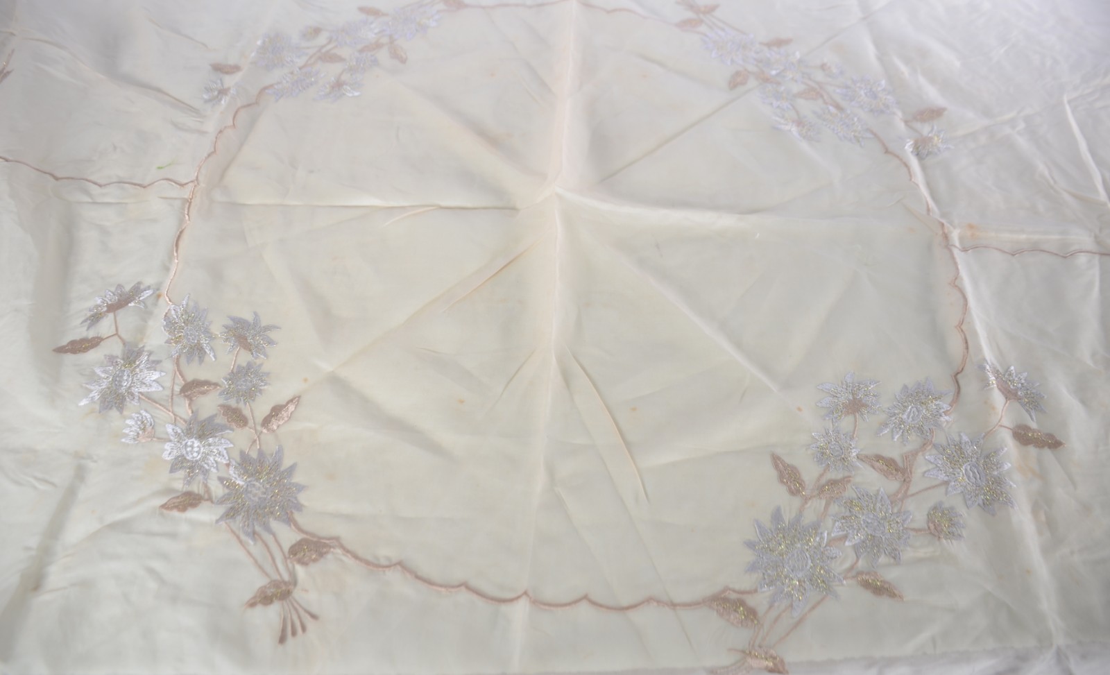 Conjunto com tres toalhas iguais de mesa de organza bege com flores... - foto 3 de 5