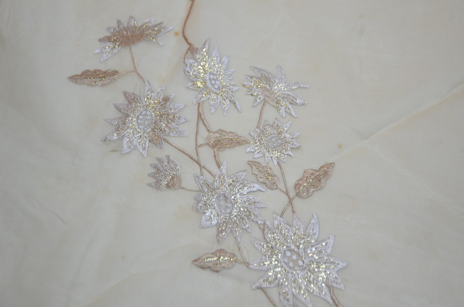 Conjunto com tres toalhas iguais de mesa de organza bege com flores... - foto 4 de 5