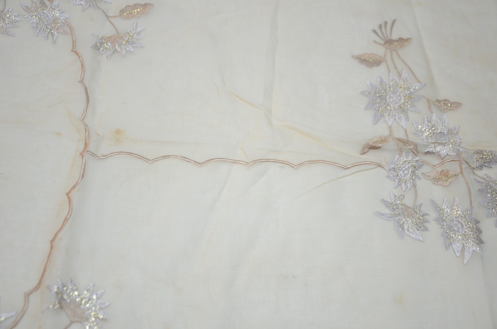 Conjunto com tres toalhas iguais de mesa de organza bege com flores... - foto 5 de 5