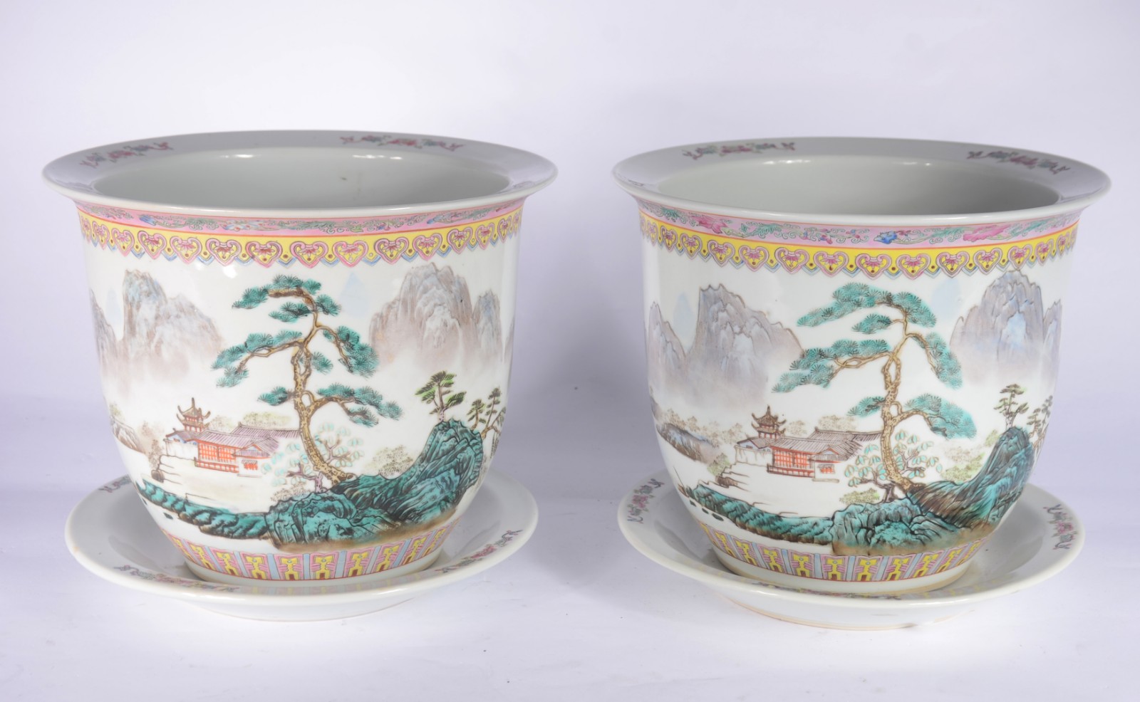Par de cachepots com pratos de porcelana chinesa pais em policromia. - foto 1 de 8