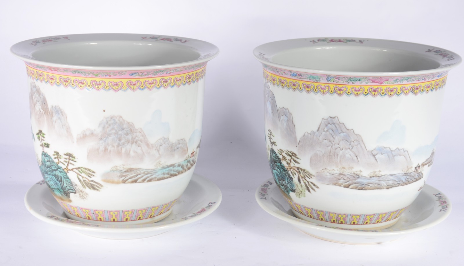Par de cachepots com pratos de porcelana chinesa pais em policromia. - foto 2 de 8
