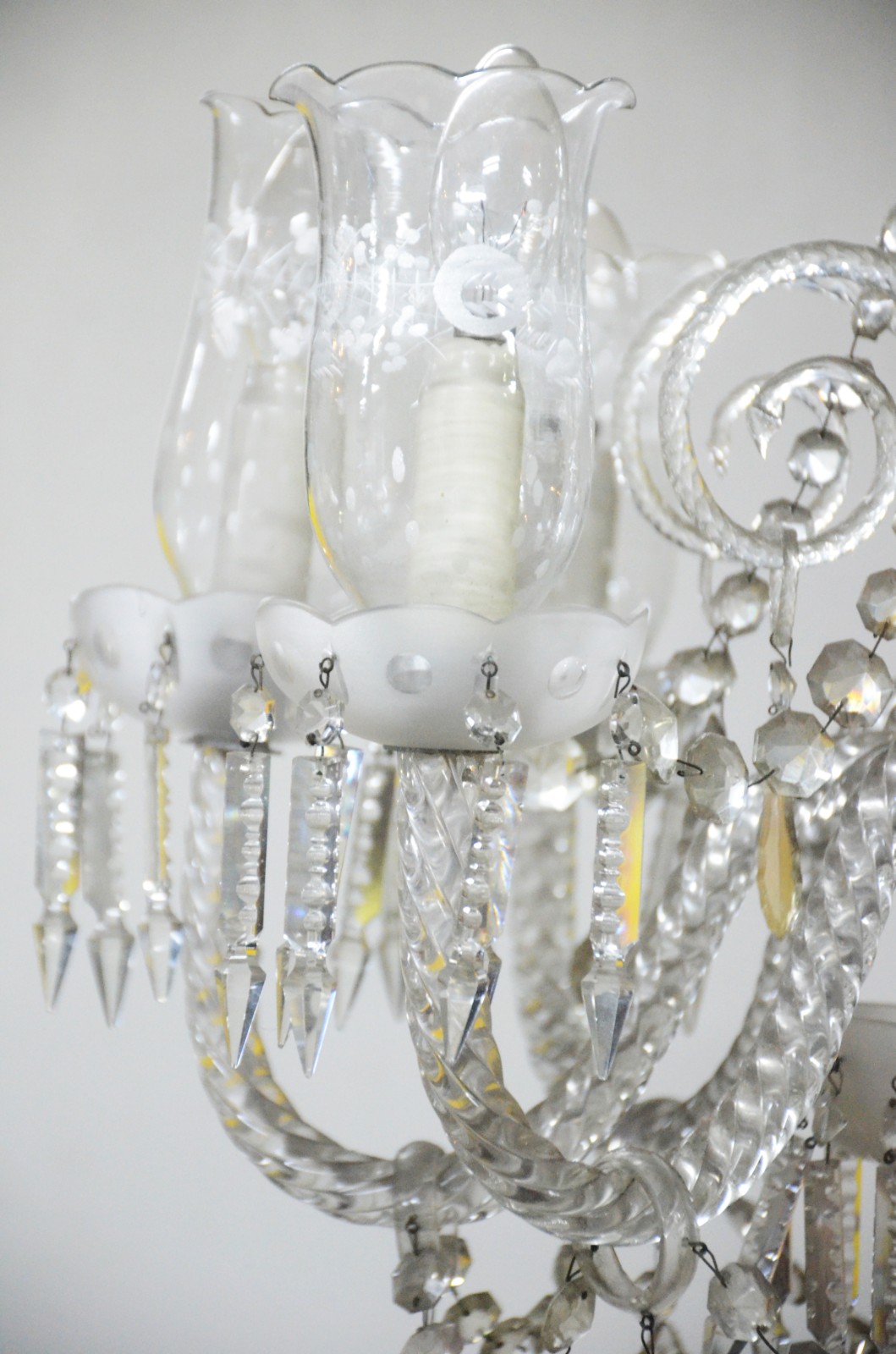 Lustre de cristal para 8 luzes com mangas, contas e pingentes... - foto 2 de 6