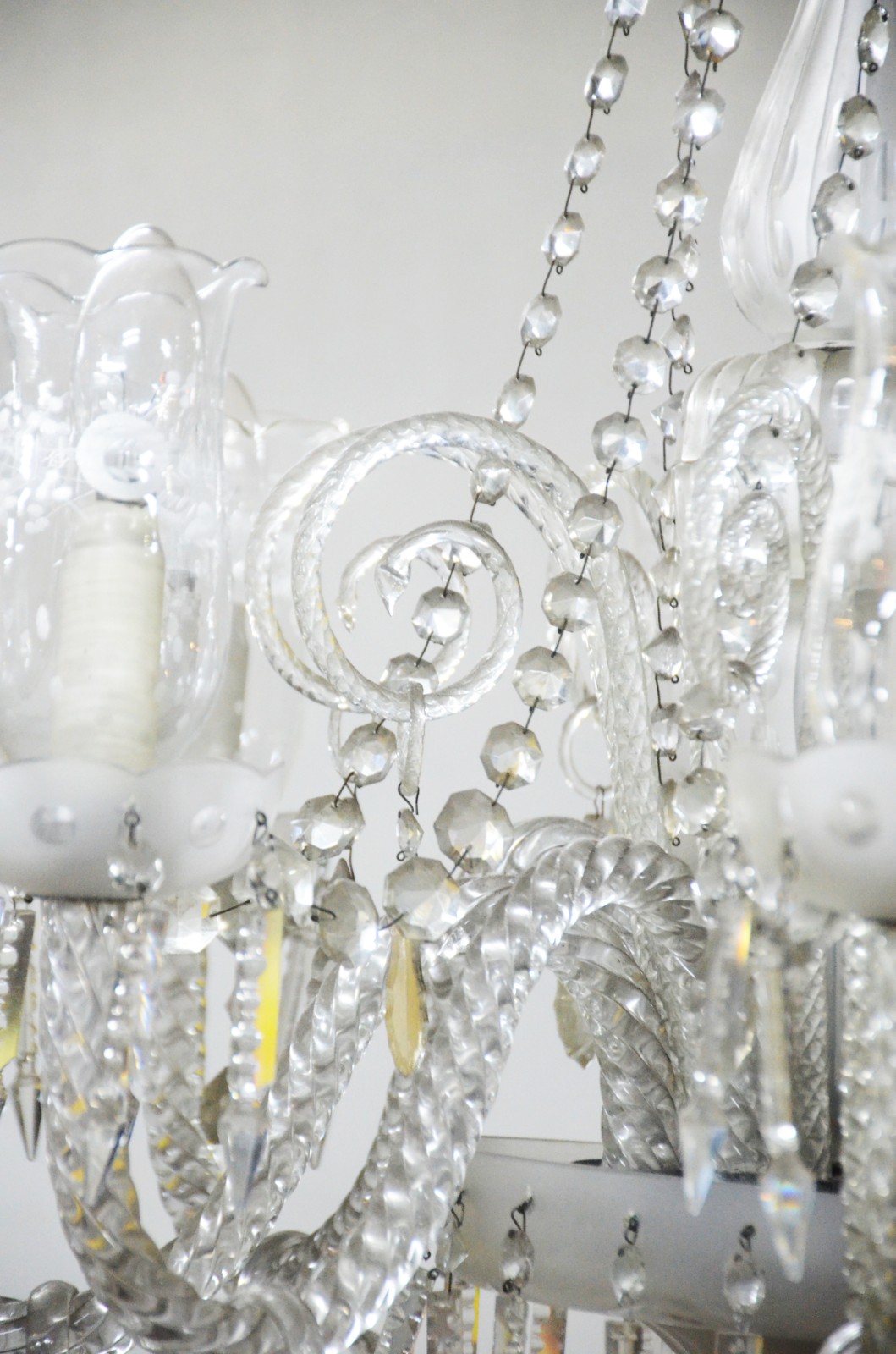 Lustre de cristal para 8 luzes com mangas, contas e pingentes... - foto 3 de 6