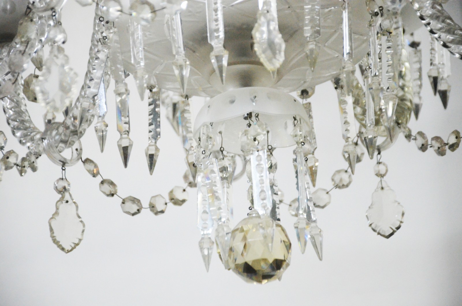 Lustre de cristal para 8 luzes com mangas, contas e pingentes... - foto 4 de 6