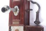 KELLOG,  - Antigo telefone americano de parede da marca "Kellogg" com caixa em madeira e guarnições em metal.  (Parte interna com mecanismo original e outro adap