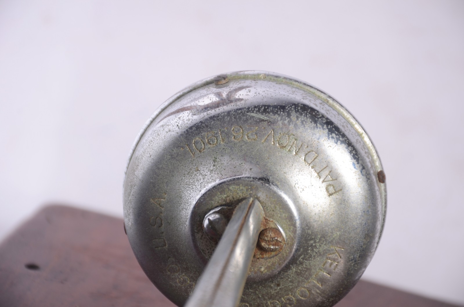 Antigo telefone americano de parede da marca "Kellogg" com caixa em... - foto 8 de 10