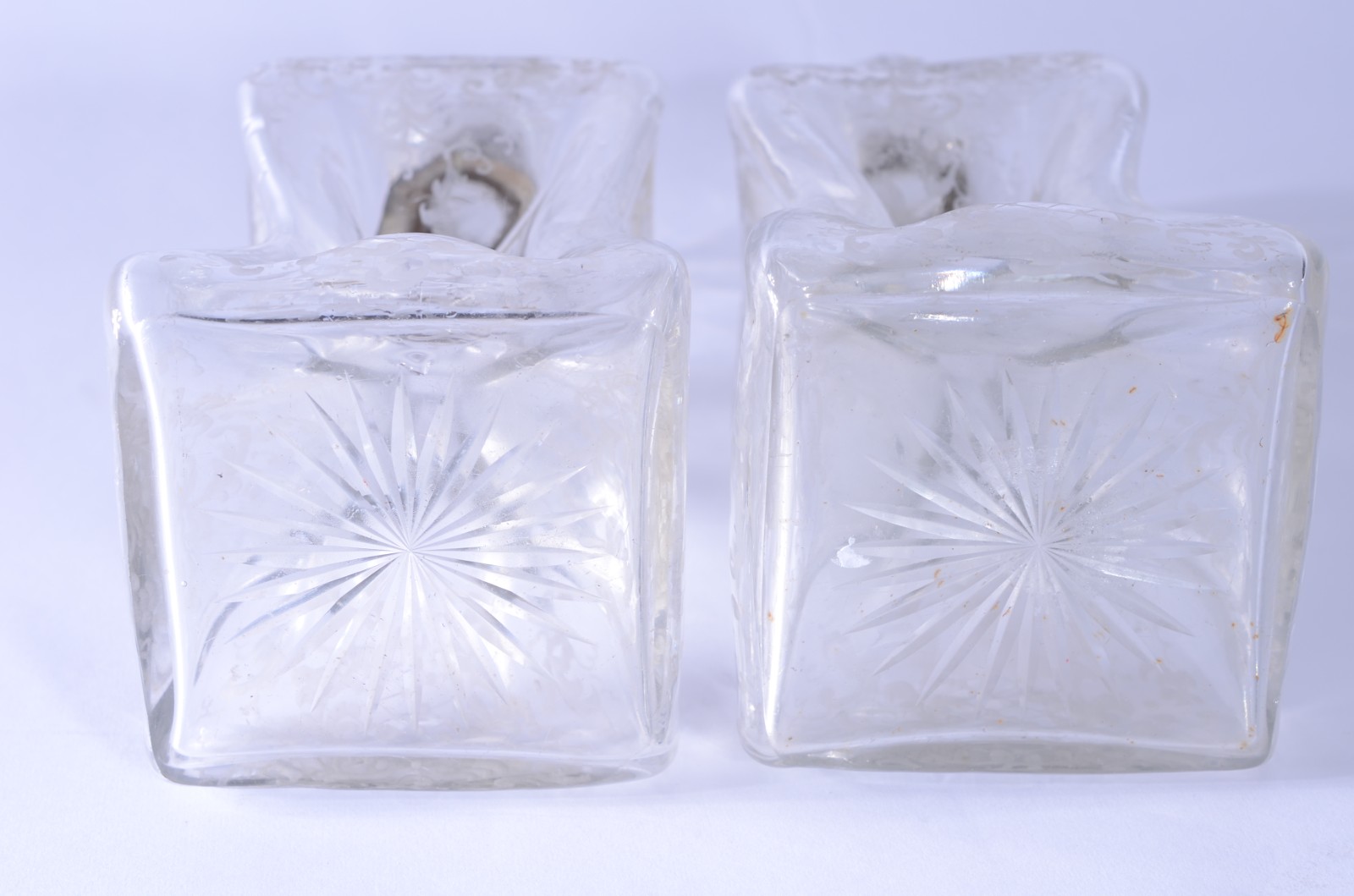 Duas garrafas de cristal lavrado com bases quadradas e corpos com... - foto 10 de 10