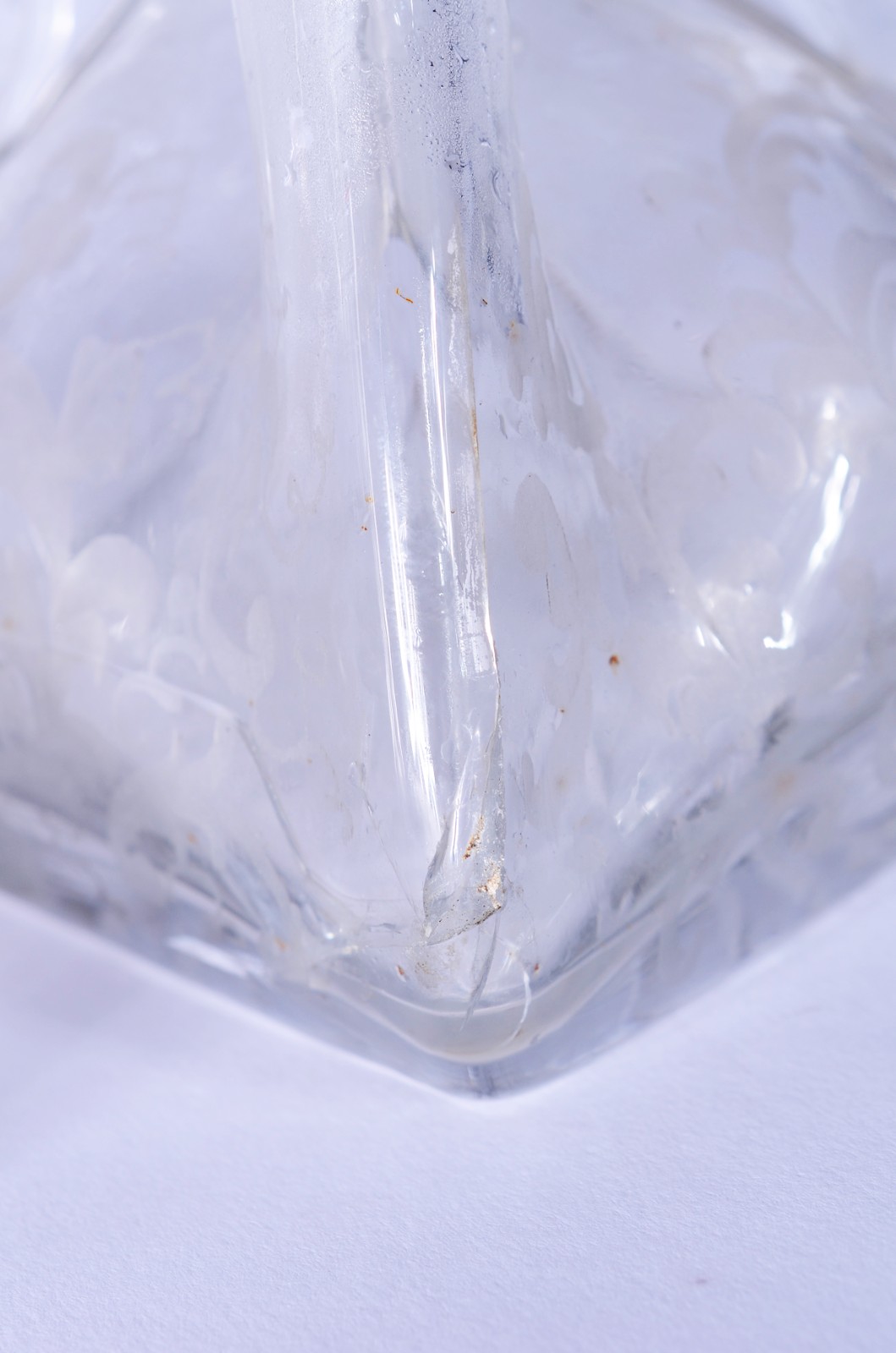 Duas garrafas de cristal lavrado com bases quadradas e corpos com... - foto 9 de 10