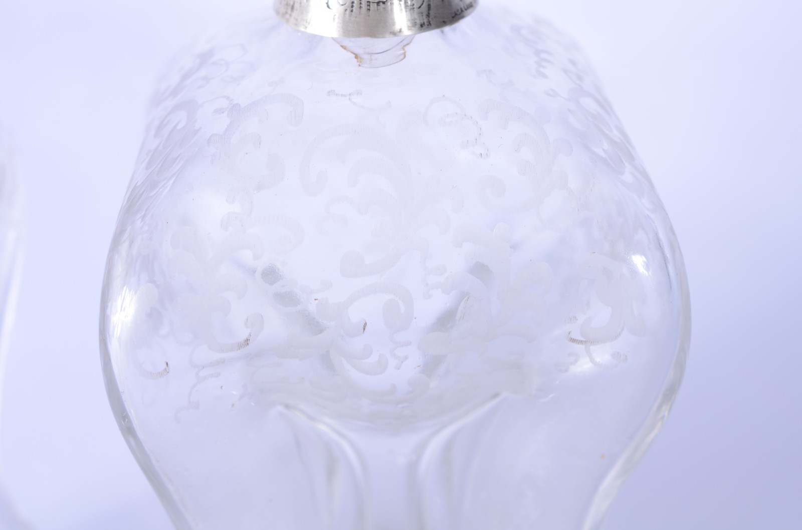 Duas garrafas de cristal lavrado com bases quadradas e corpos com... - foto 2 de 10