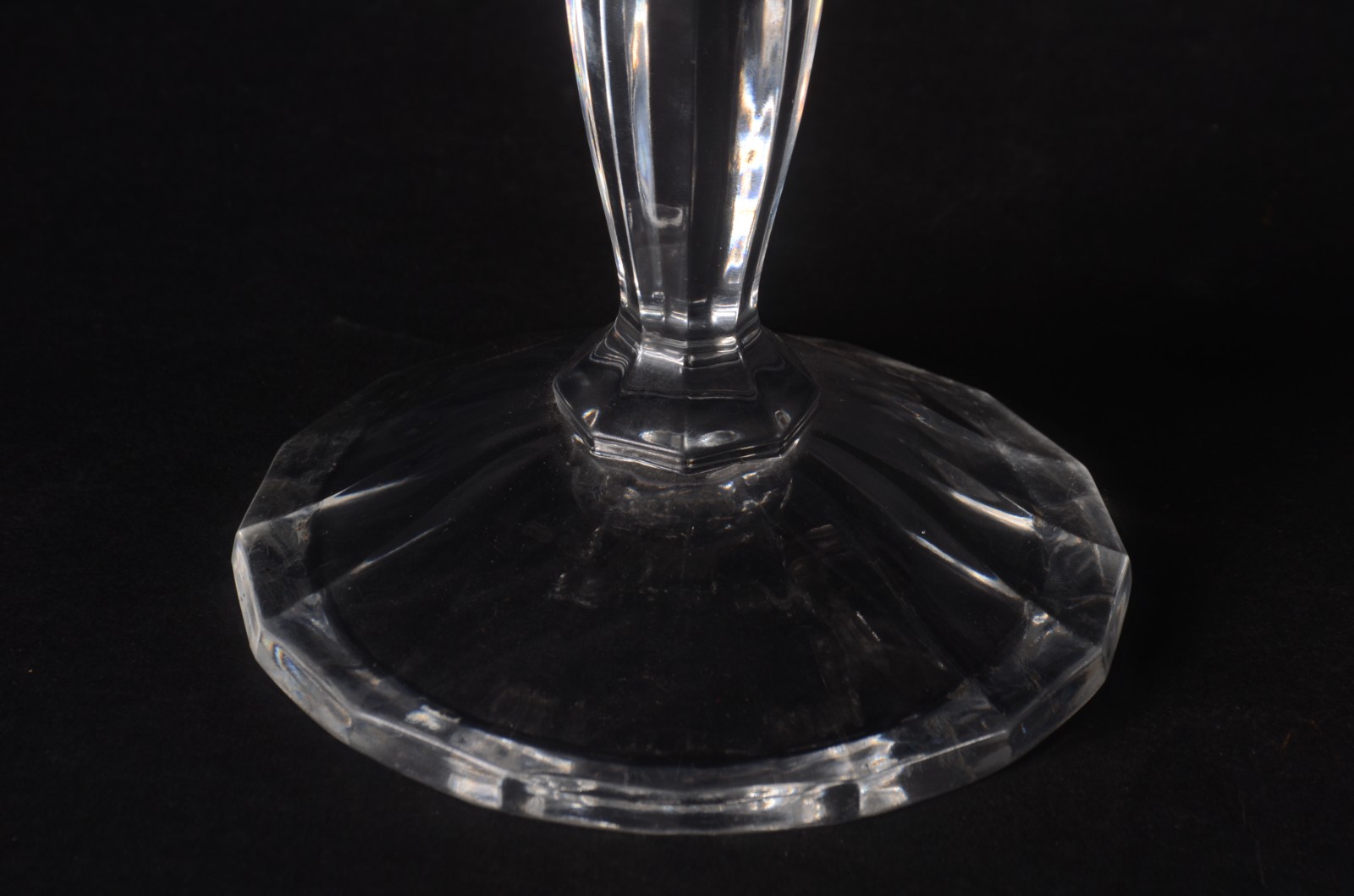Par de candelabros de cristal europeu para 3 velas cada. Um deles com... - foto 2 de 5