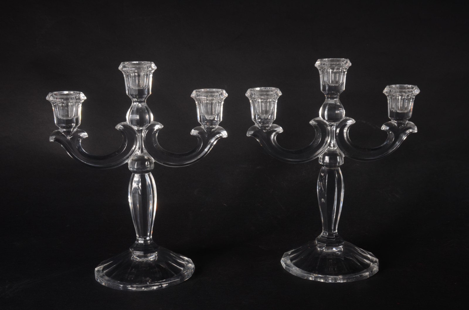 Par de candelabros de cristal europeu para 3 velas cada. Um deles com... - foto 1 de 5