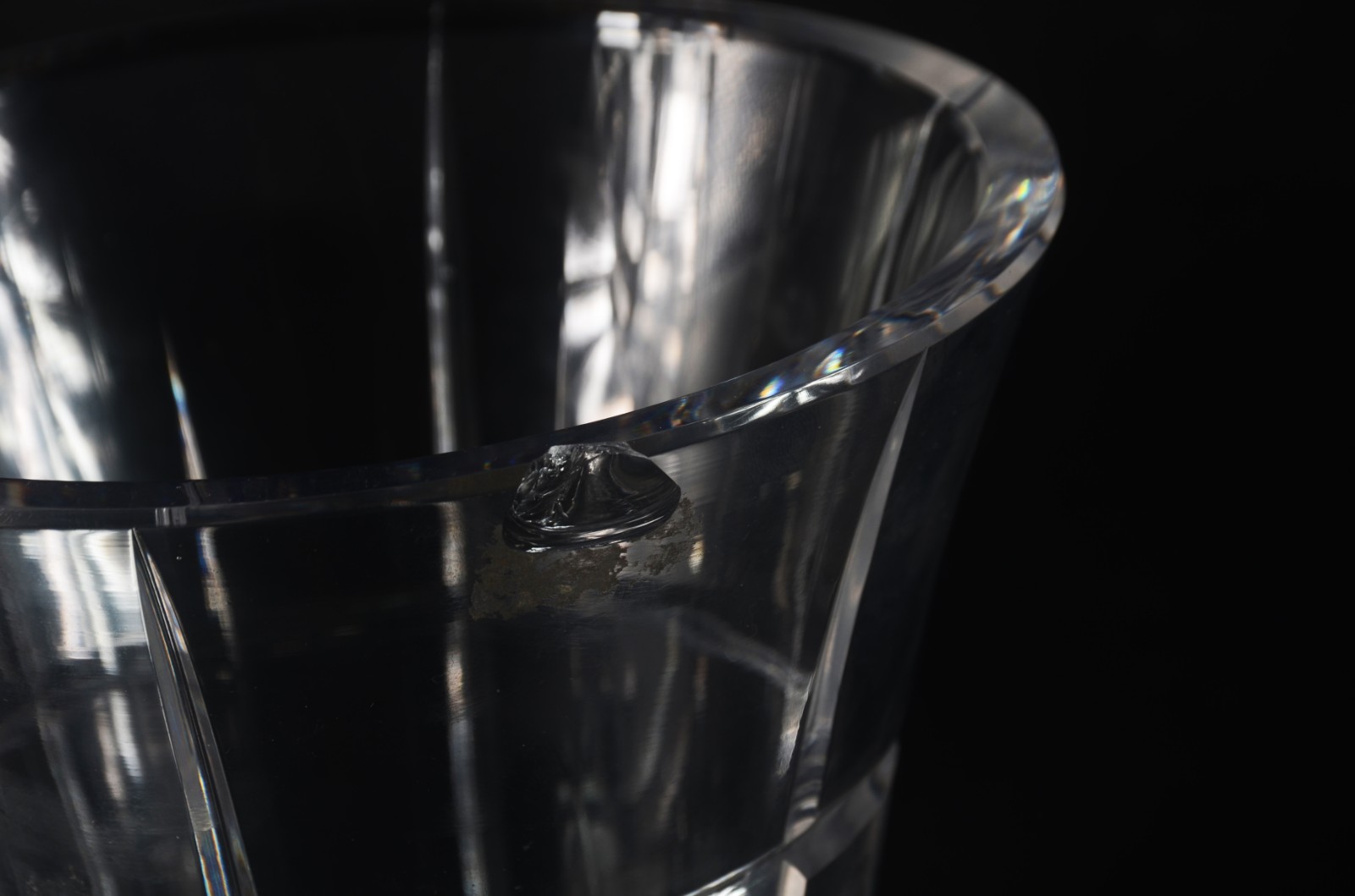 Dois vasos de cristal europeu lapidado, modelos diversos. Vaso menor... - foto 9 de 9