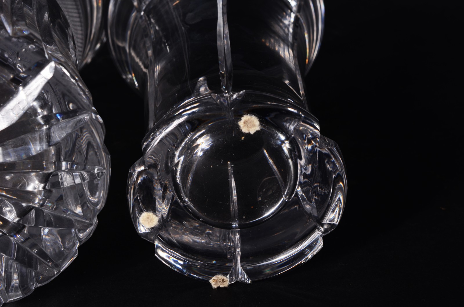 Dois vasos de cristal europeu lapidado, modelos diversos. Vaso menor... - foto 8 de 9