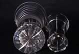 Dois vasos de cristal europeu lapidado, modelos... - Dois vasos de cristal europeu lapidado, modelos diversos. Vaso menor com trincados.