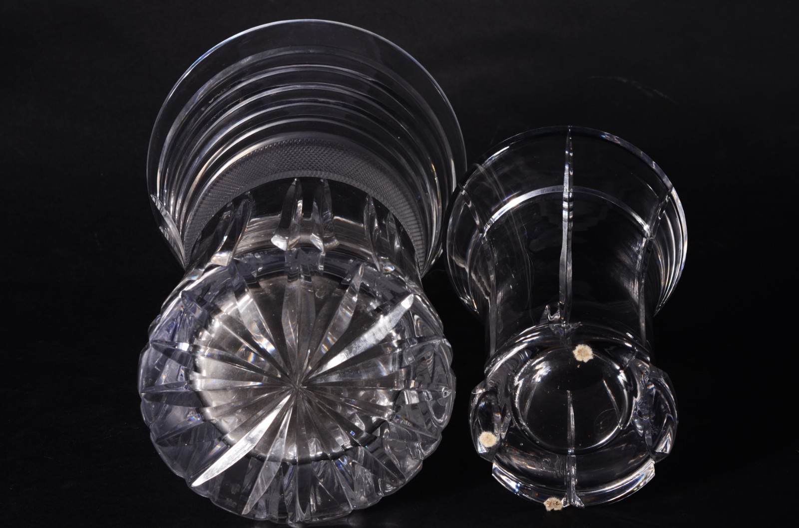 Dois vasos de cristal europeu lapidado, modelos diversos. Vaso menor... - foto 6 de 9