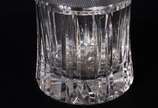 Dois vasos de cristal europeu lapidado, modelos... - Dois vasos de cristal europeu lapidado, modelos diversos. Vaso menor com trincados.