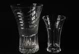 Dois vasos de cristal europeu lapidado, modelos... - Dois vasos de cristal europeu lapidado, modelos diversos. Vaso menor com trincados.