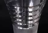 Dois vasos de cristal europeu lapidado, modelos... - Dois vasos de cristal europeu lapidado, modelos diversos. Vaso menor com trincados.