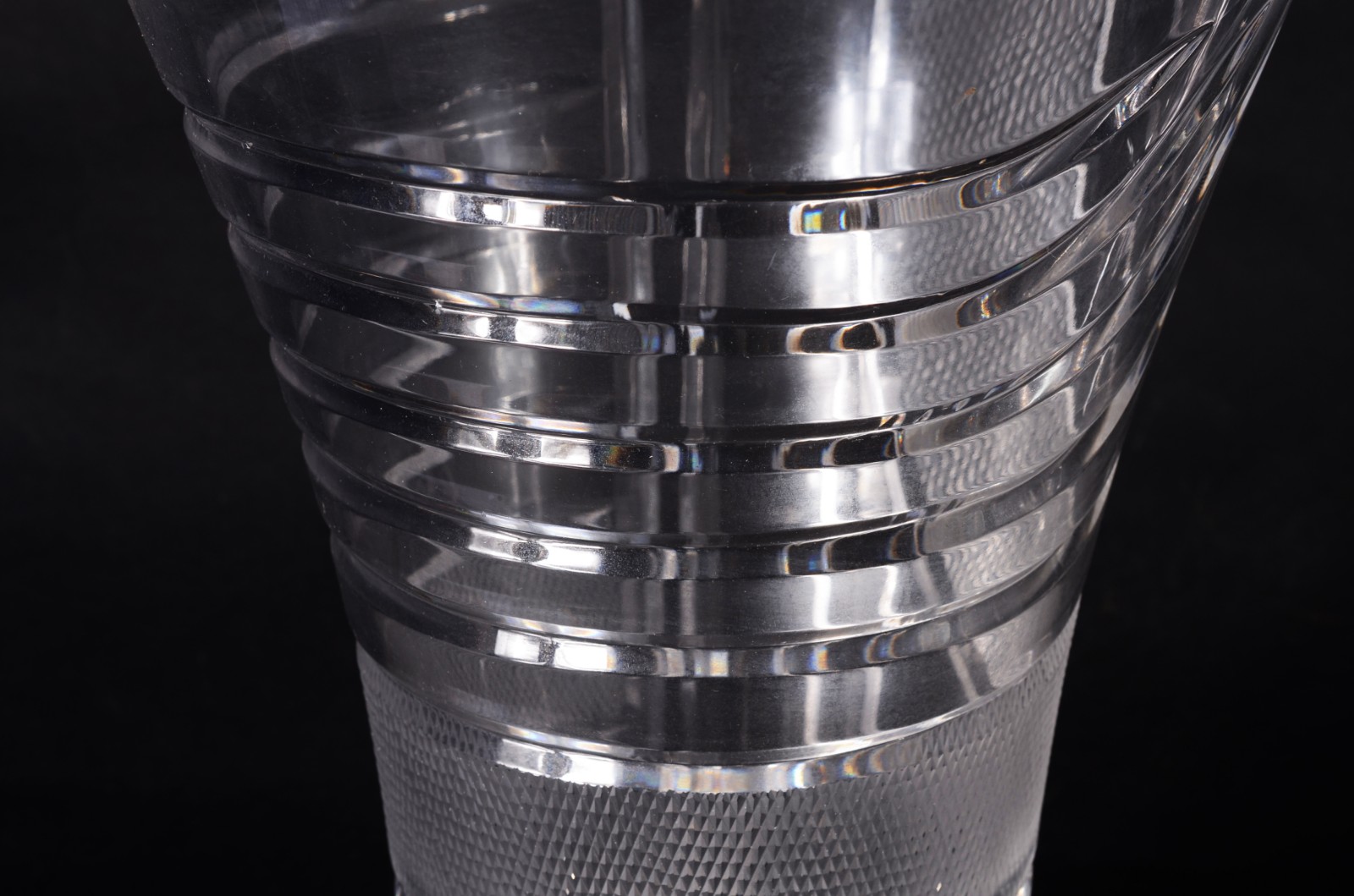 Dois vasos de cristal europeu lapidado, modelos diversos. Vaso menor... - foto 2 de 9