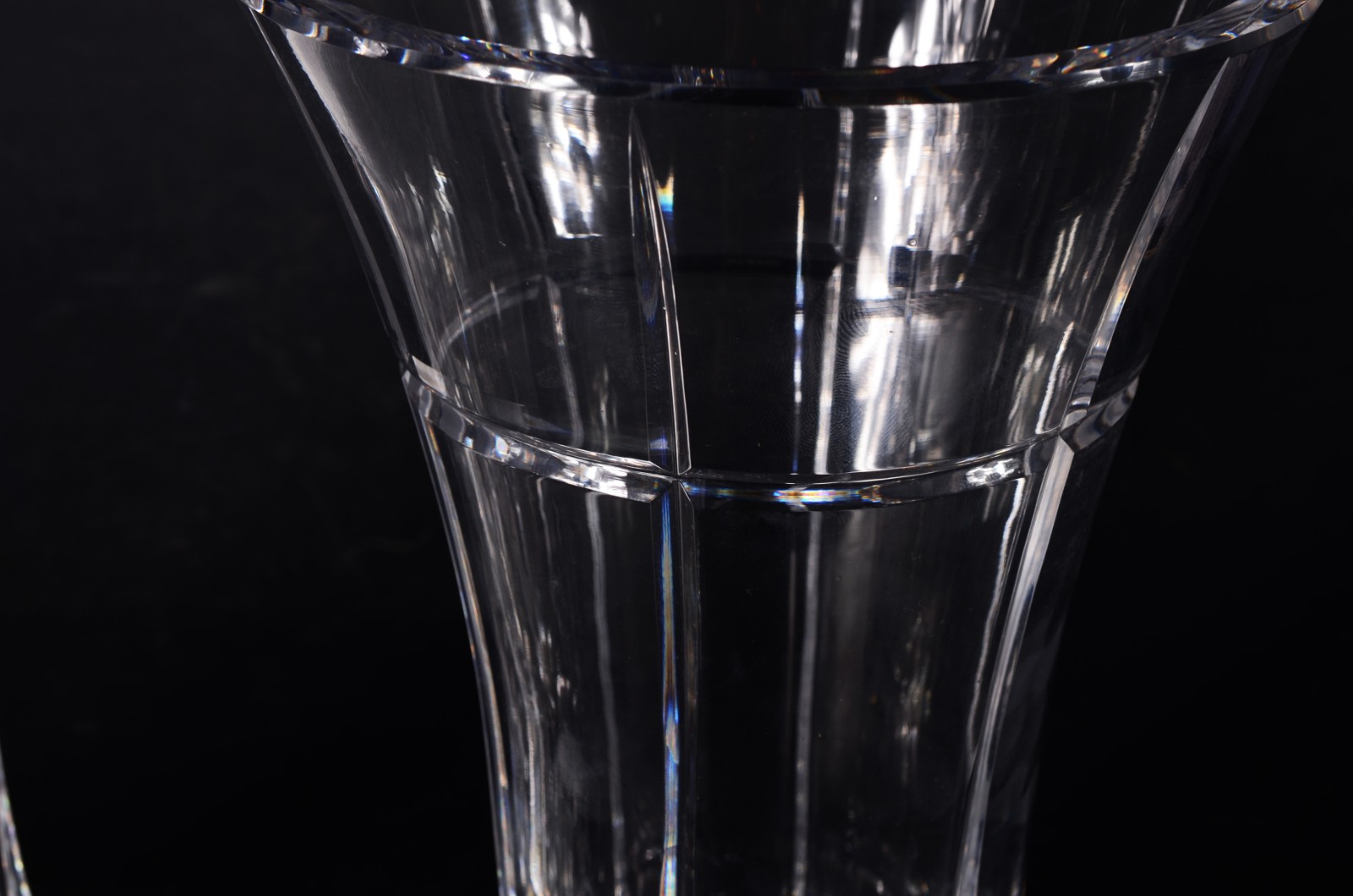 Dois vasos de cristal europeu lapidado, modelos diversos. Vaso menor... - foto 3 de 9