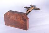 Antigo crucifixo de madeira com figura de Crist... - Antigo crucifixo de madeira com figura de Cristo entalhada e policromada. Desgastes.