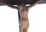 Antigo crucifixo de madeira com figura de Crist... - Antigo crucifixo de madeira com figura de Cristo entalhada e policromada. Desgastes.