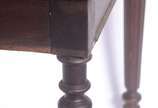 Mesa de jogo de madeira nobre, tampo dobrável c... - Mesa de jogo de madeira nobre, tampo dobrável com feltro, apoiado em 4 pernas cilíndricas frisadas. Desgastes e feltro precisando trocar.