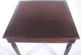 Mesa de jogo de madeira nobre, tampo dobrável c... - Mesa de jogo de madeira nobre, tampo dobrável com feltro, apoiado em 4 pernas cilíndricas frisadas. Desgastes e feltro precisando trocar.