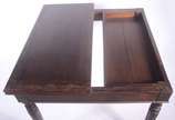 Mesa de jogo de madeira nobre, tampo dobrável c... - Mesa de jogo de madeira nobre, tampo dobrável com feltro, apoiado em 4 pernas cilíndricas frisadas. Desgastes e feltro precisando trocar.