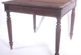 Mesa de jogo de madeira nobre, tampo dobrável c... - Mesa de jogo de madeira nobre, tampo dobrável com feltro, apoiado em 4 pernas cilíndricas frisadas. Desgastes e feltro precisando trocar.