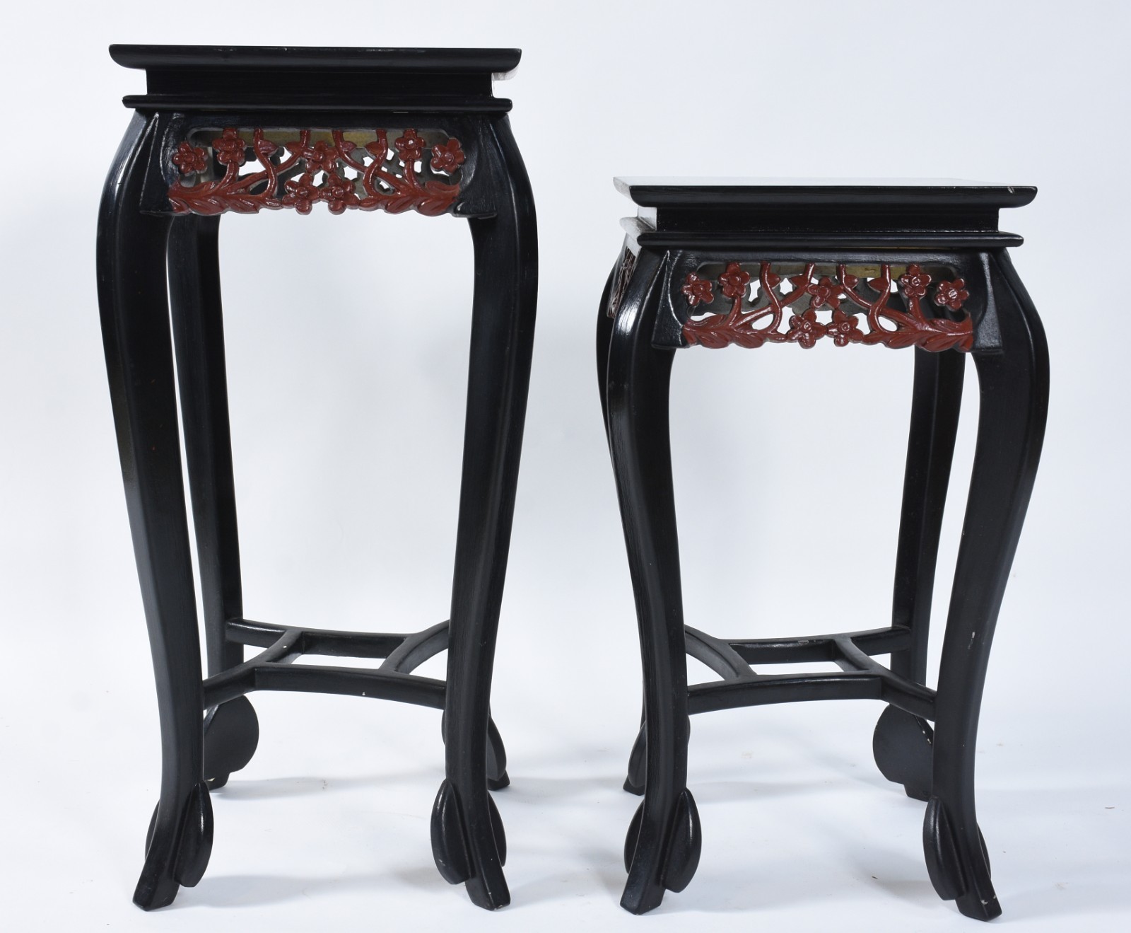 Duas colunas orientais de madeira pintada de preto, saias com... - foto 2 de 6