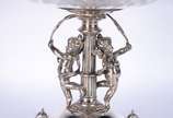 REED & BARTON,  - Fruteira com base de metal prateado Reed&Barton com figuras de anjos com lenços, pés de garra, prato de cristal.