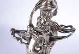REED & BARTON,  - Fruteira com base de metal prateado Reed&Barton com figuras de anjos com lenços, pés de garra, prato de cristal.