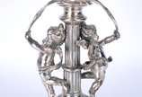 REED & BARTON,  - Fruteira com base de metal prateado Reed&Barton com figuras de anjos com lenços, pés de garra, prato de cristal.