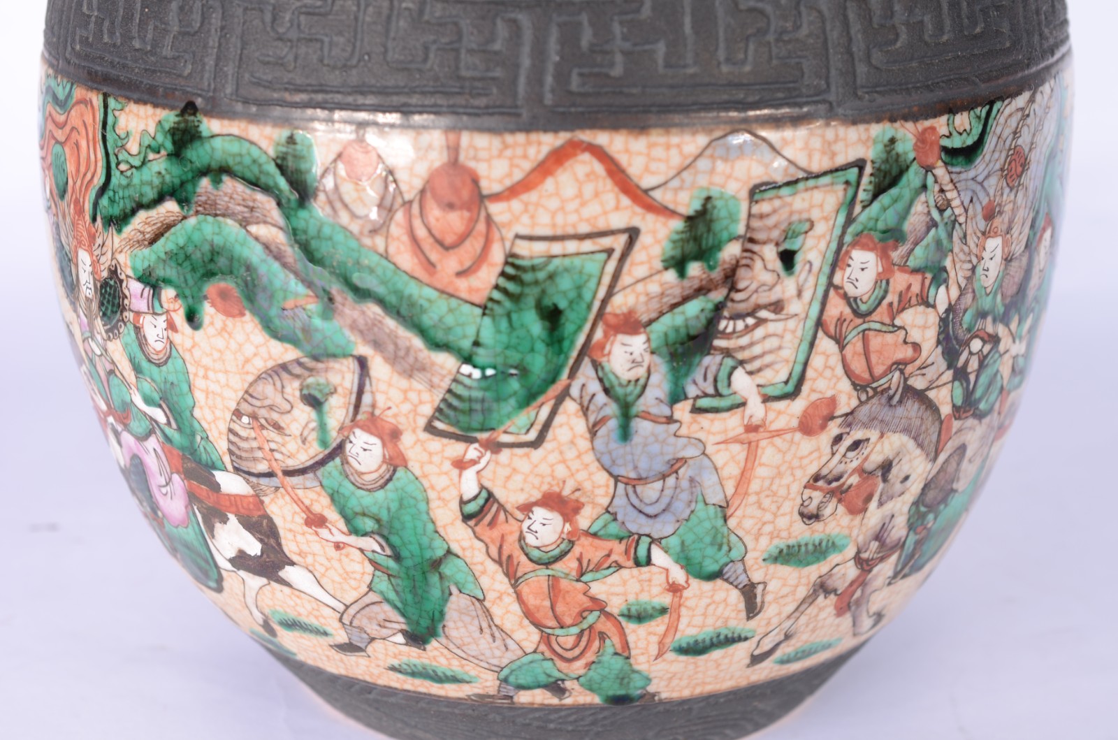 Cachepot de faiança craquelê decorada com guerreiros em relevo... - foto 4 de 6
