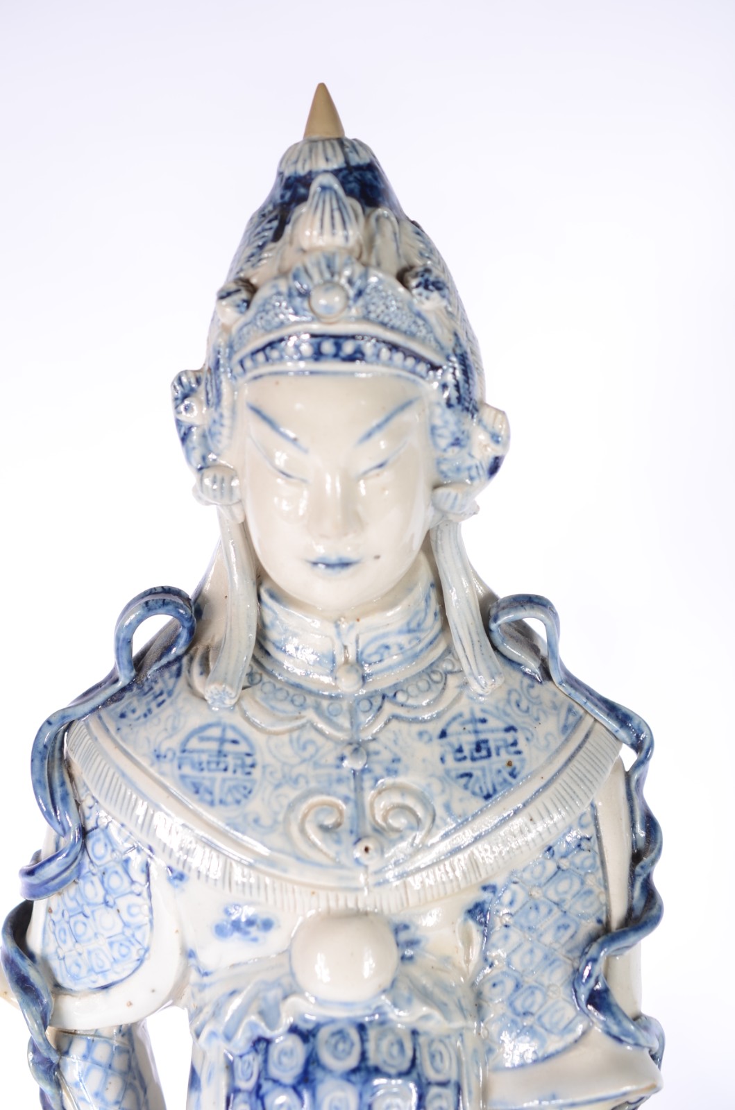 Par de figuras de porcelana chinesa azul e branca representando casal. - foto 3 de 9