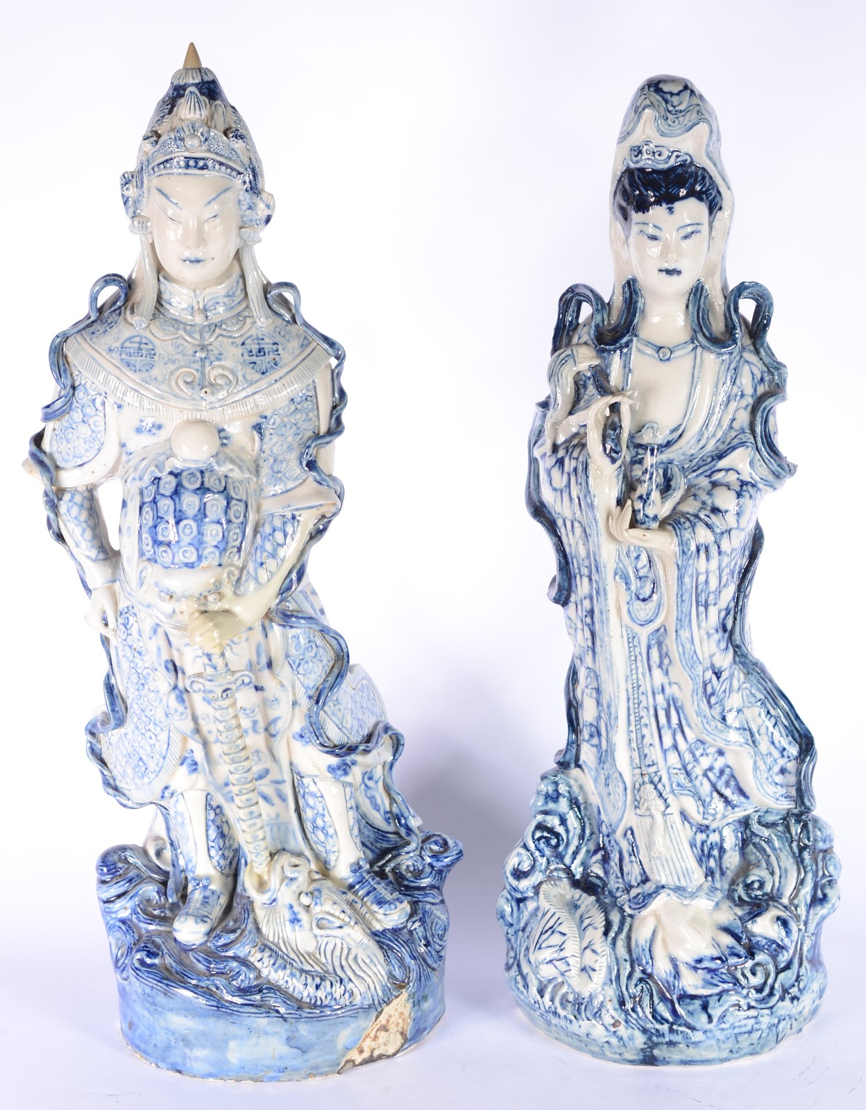 Par de figuras de porcelana chinesa azul e branca representando casal. - foto 1 de 9