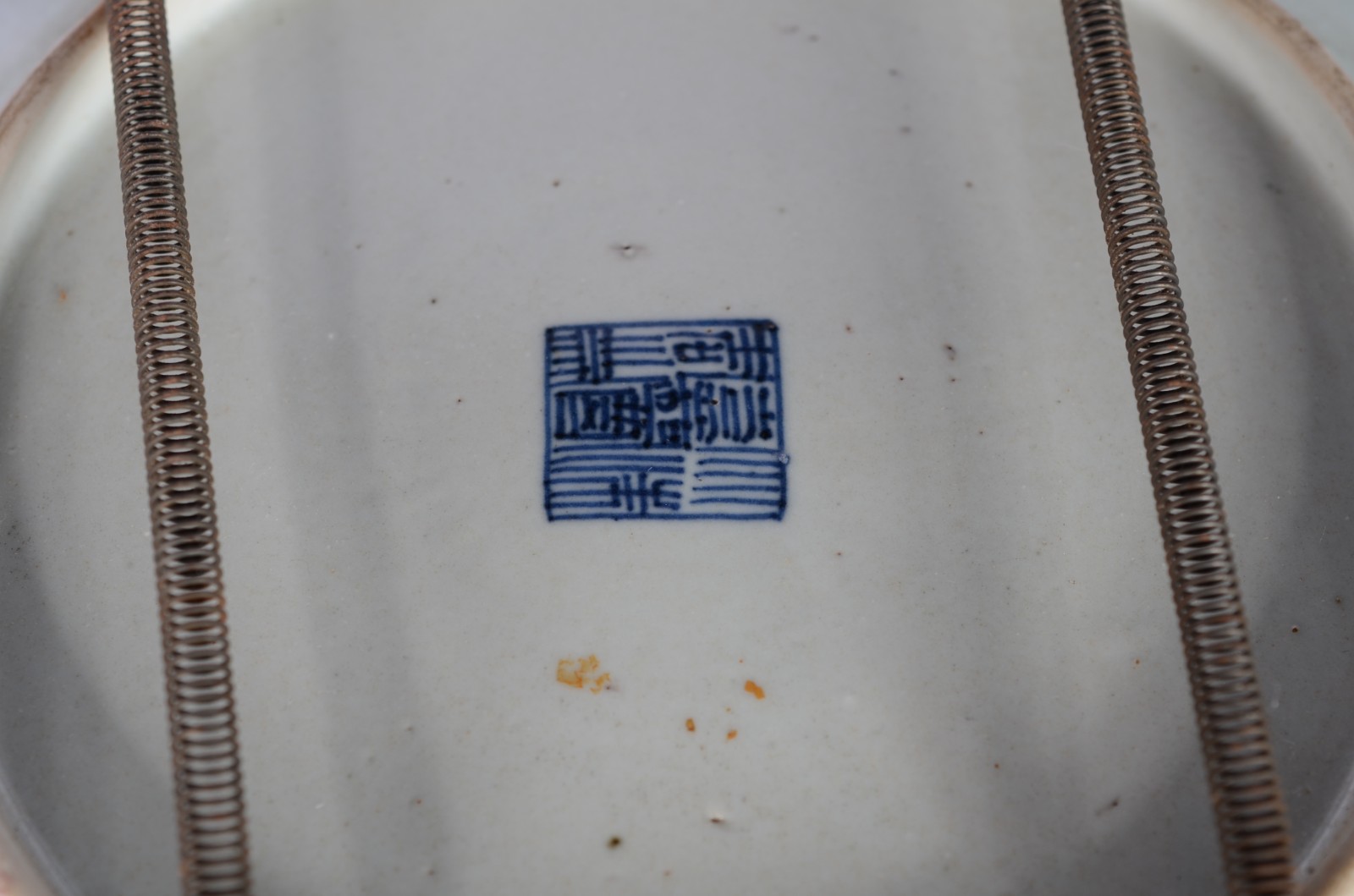 Par de pratos de porcelana oriental com pêssegos em policromia... - foto 5 de 5