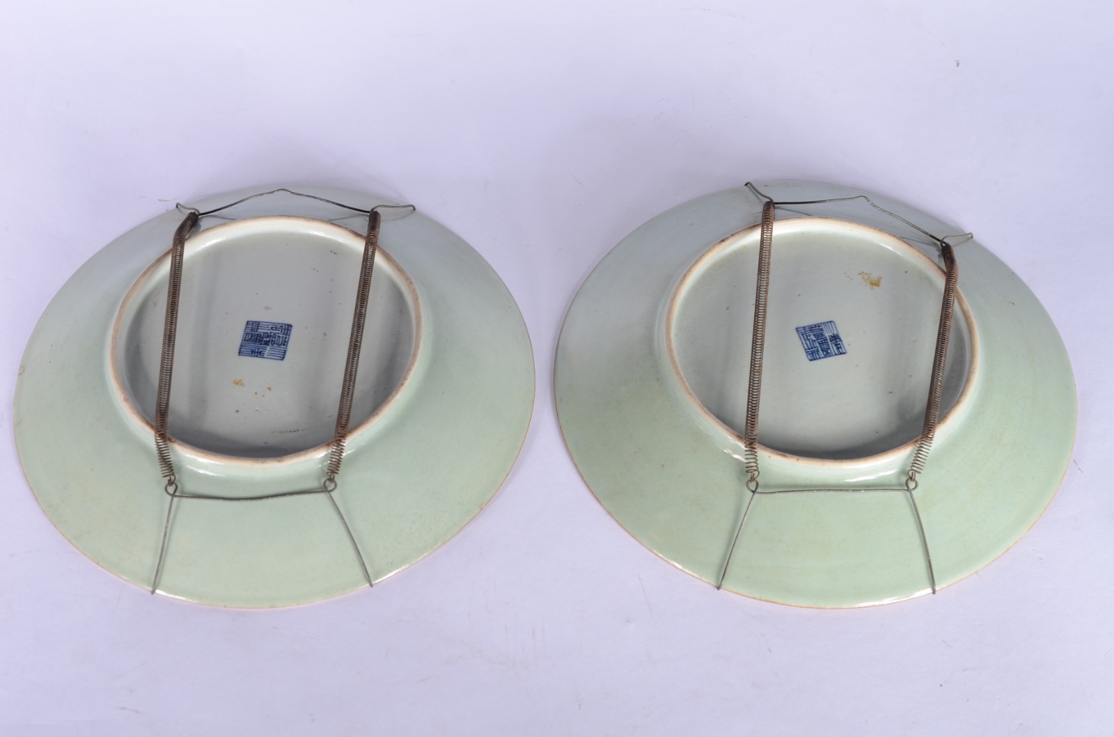 Par de pratos de porcelana oriental com pêssegos em policromia... - foto 4 de 5