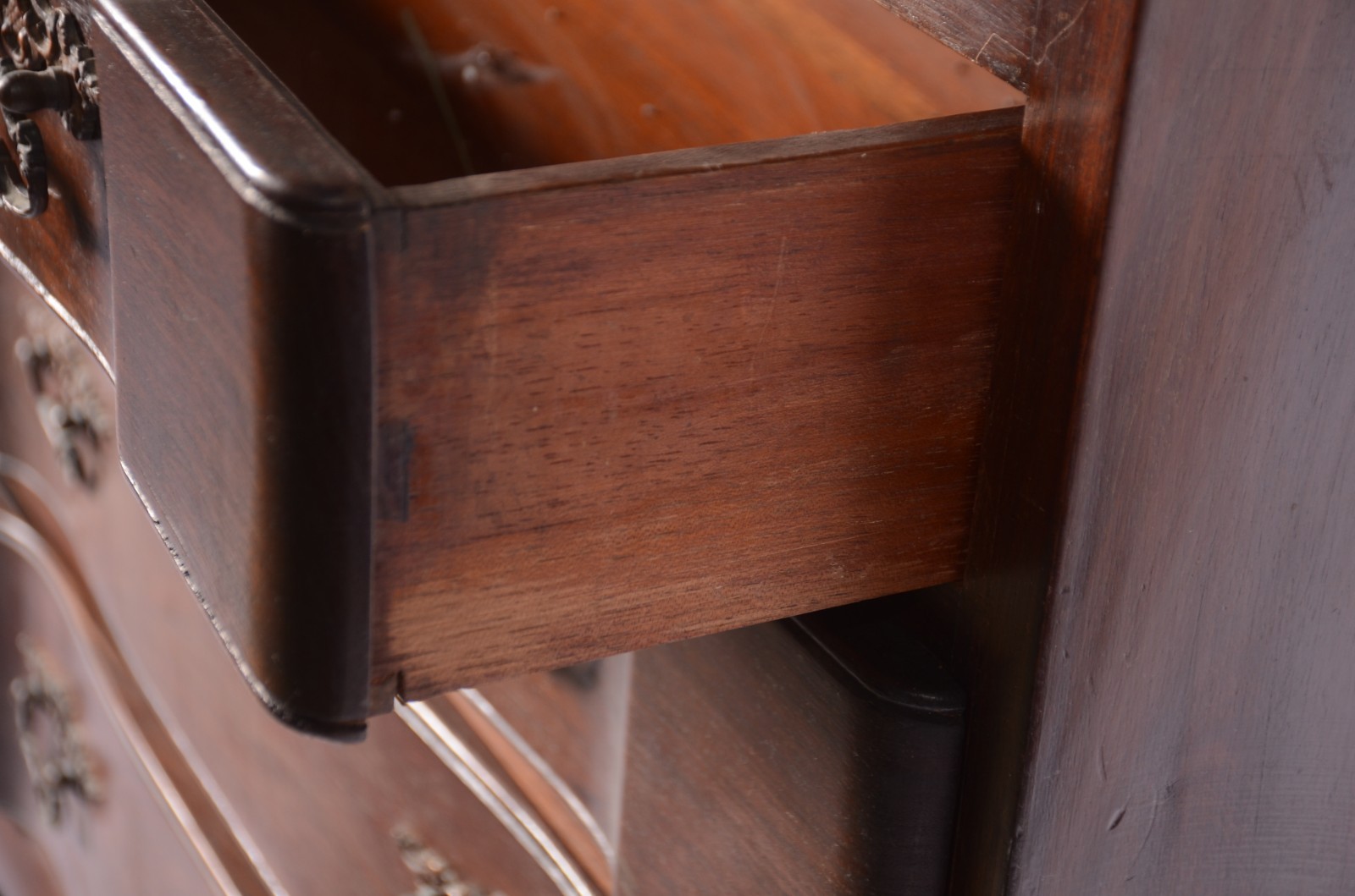 Cômoda "bookcase" de madeira nobre com 4 gavetas, tampo articulado... - foto 5 de 7