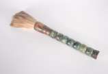 Pincel oriental decorativo com cabo de osso tra... - Pincel oriental decorativo com cabo de osso trabalhado.