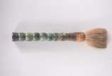 Pincel oriental decorativo com cabo de osso tra... - Pincel oriental decorativo com cabo de osso trabalhado.