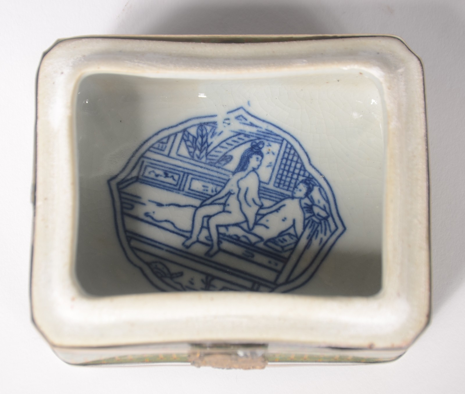 Porta jóia de porcelana com cenas "eróticas" - foto 5 de 6