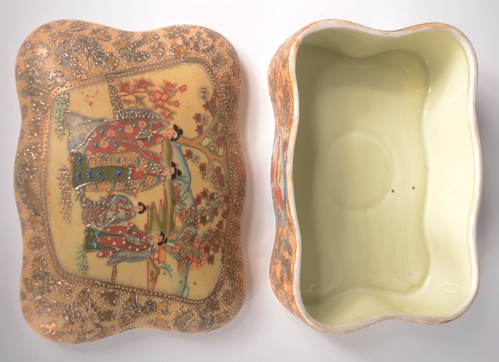 Caixa de porcelana oriental com gueixas em policromia. - foto 4 de 6
