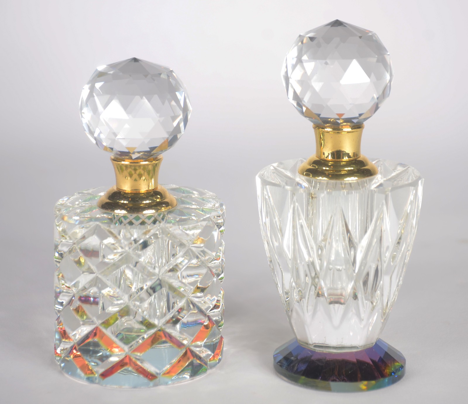 Dois perfumeiros de cristal lapidado, detalhes de metal dourado. - foto 1 de 3