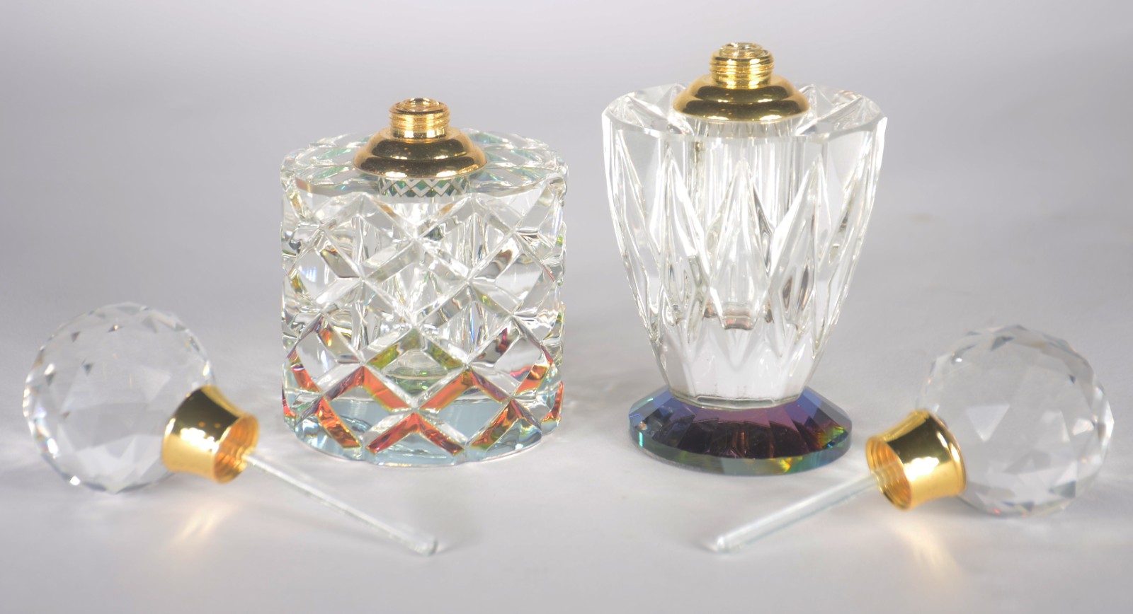 Dois perfumeiros de cristal lapidado, detalhes de metal dourado. - foto 2 de 3